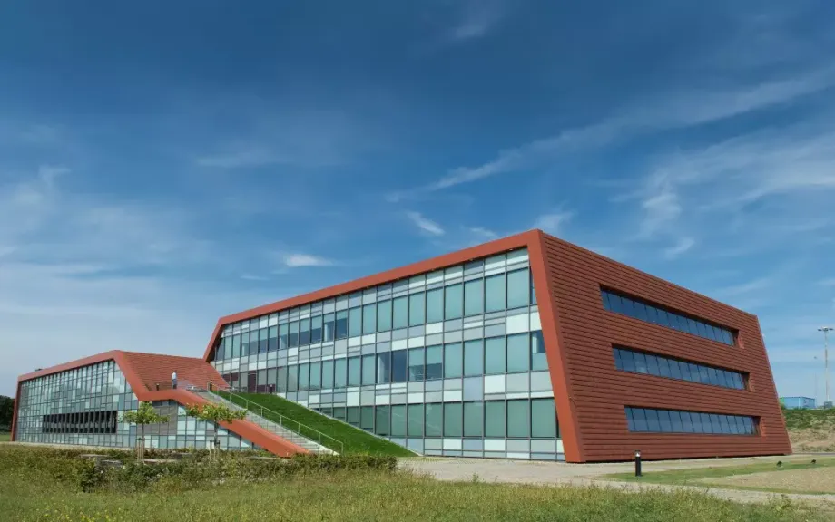 Dinteloord CFTC gebouw SignyFinnez rood rustiek engobe 13 1
